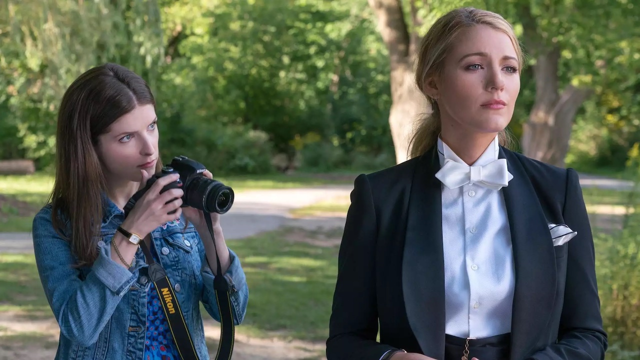 Anna Kendrick hält die Kamera in der Nähe des im Smoking gekleideten Blake Lively in „A Simple Favor“.