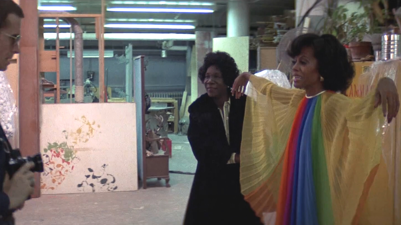 Diana Ross posiert in einem regenbogenfarbenen Kleid aus Mahagoni.