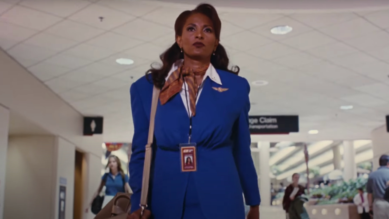 Pam Grier marchant dans un aéroport dans Jackie Brown