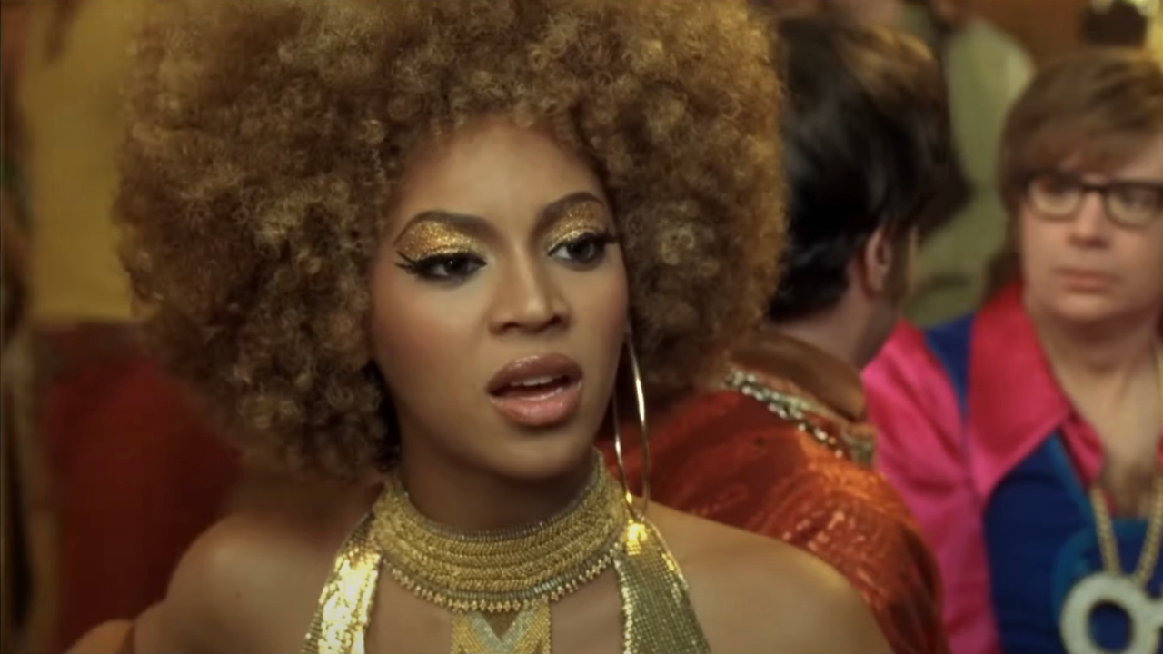 Beyonce im Gespräch mit ihrem Rücken zu Mike Myers in Austin Powers in Goldmember.