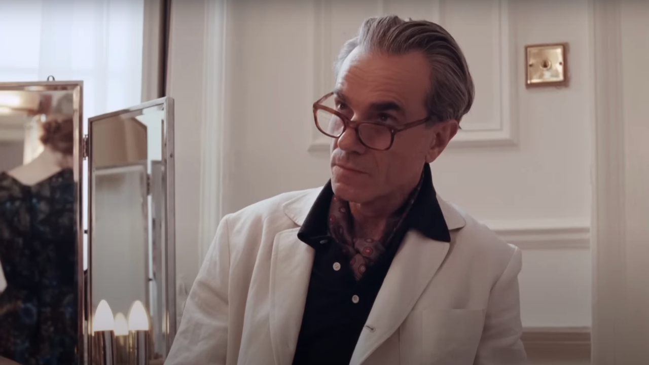 Daniel Day Lewis blickt in „Phantom Thread“ mit prüfendem Gesichtsausdruck auf.