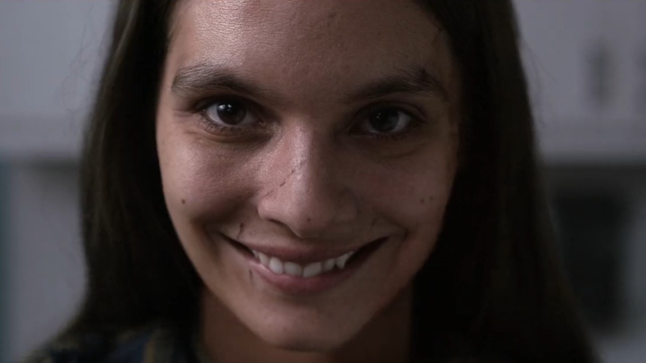 Caitlin Stasey in „Smile“.