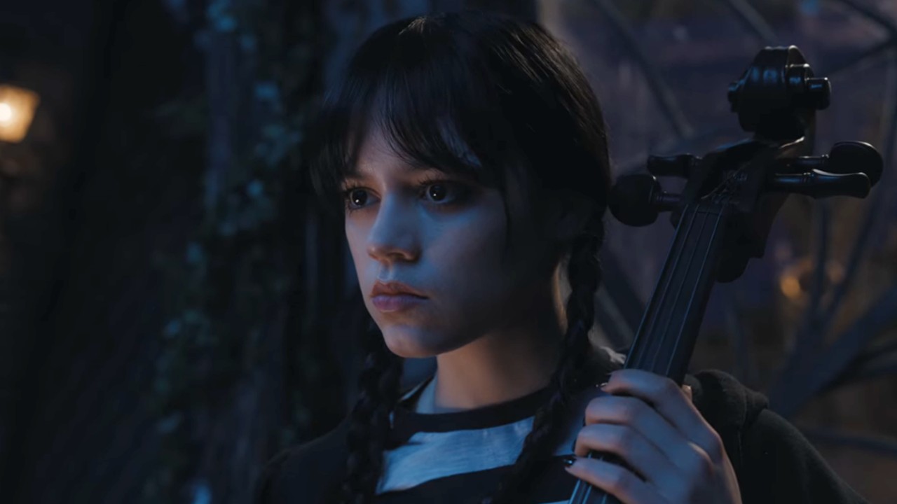 Jenna Ortega als Wednesday spielt in Wednesday Cello.