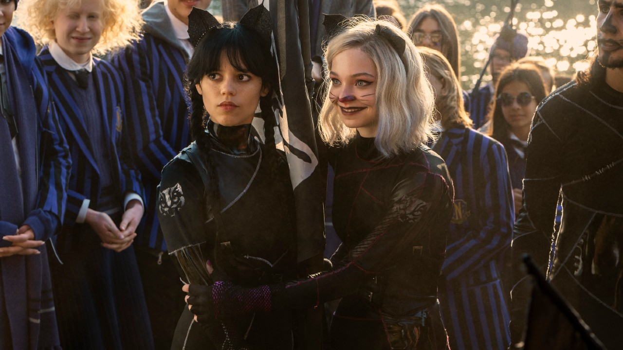 (Von links nach rechts) Jenna Ortega als Wednesday Addams, Emma Myers als Enid Sinclair in Folge 102 von Wednesday.