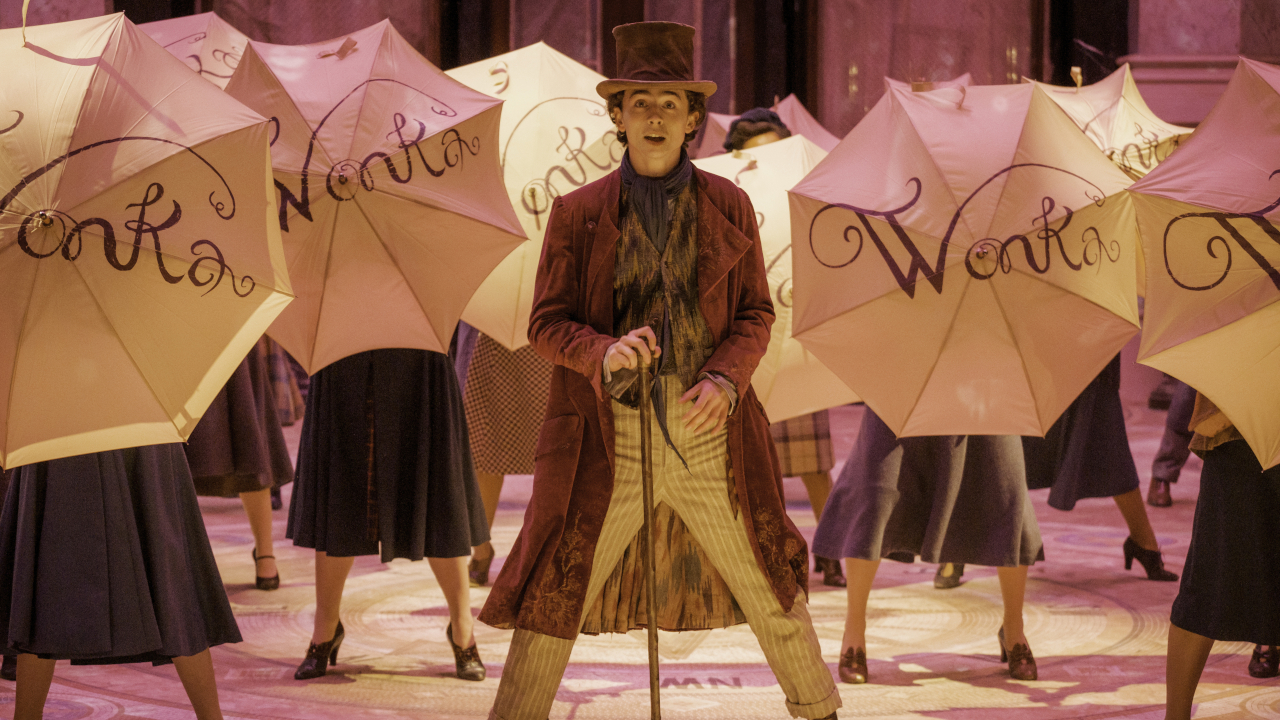 Timothée Chalamet se tient au milieu d'un numéro musical rempli de parapluies dans Wonka.