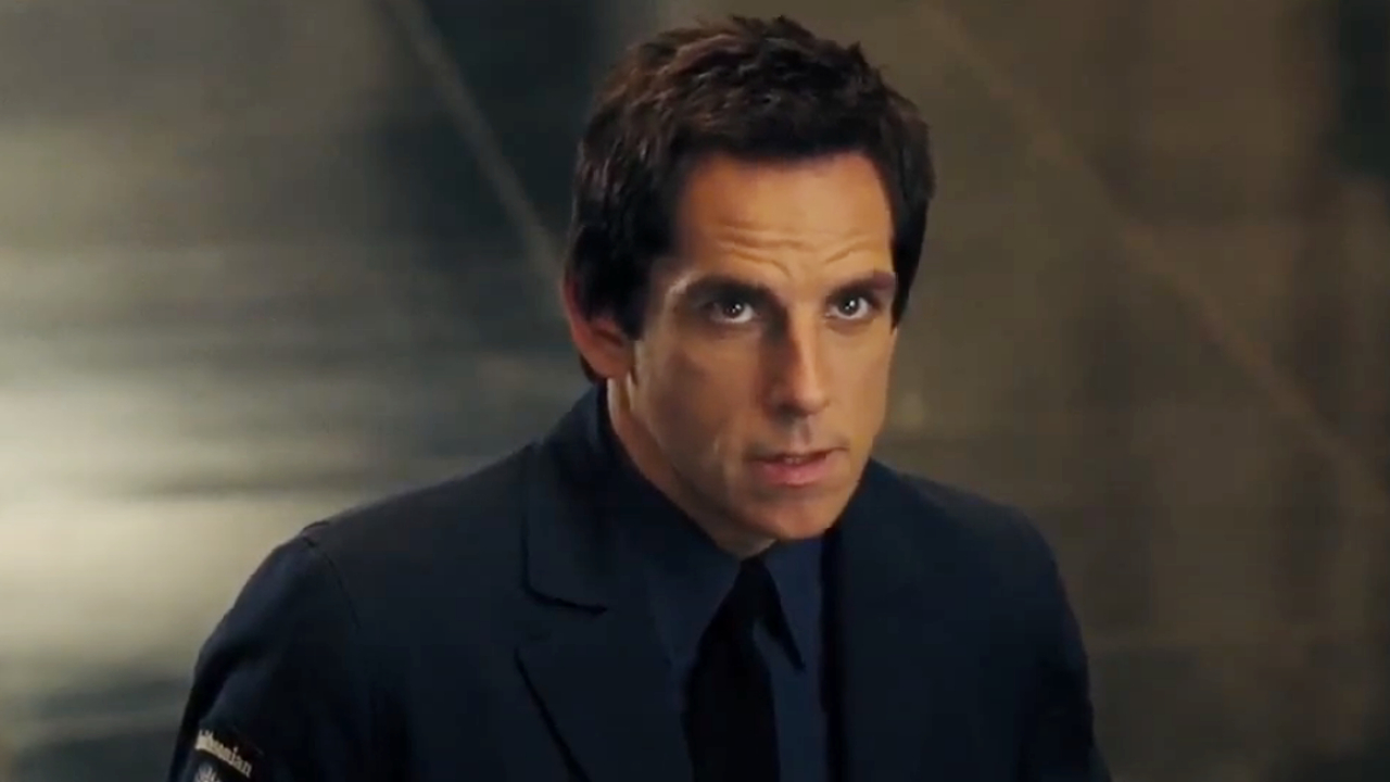 Ben Stiller schaut in „Night at the Museum: Battle of the Smithsonian“ aufmerksam auf.