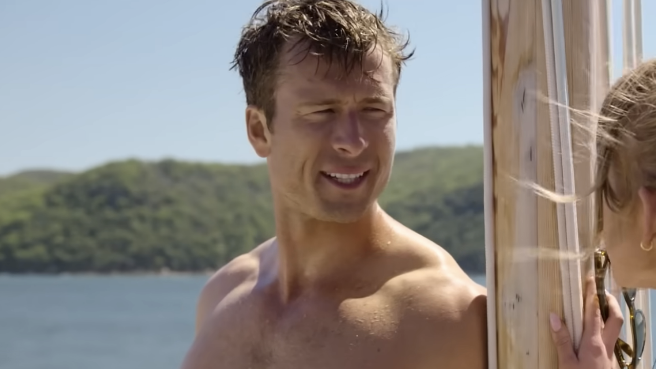 Glen Powell ohne Hemd in „Anyone But You“.
