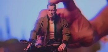 Arnold-Actionfiguren-Trailer