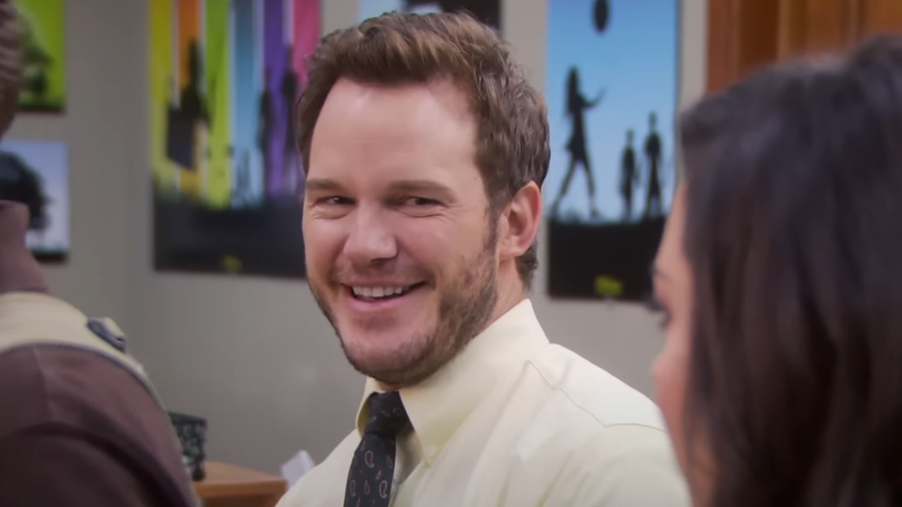 Une capture d'écran de Chris Pratt souriant dans Parks and Recreation.