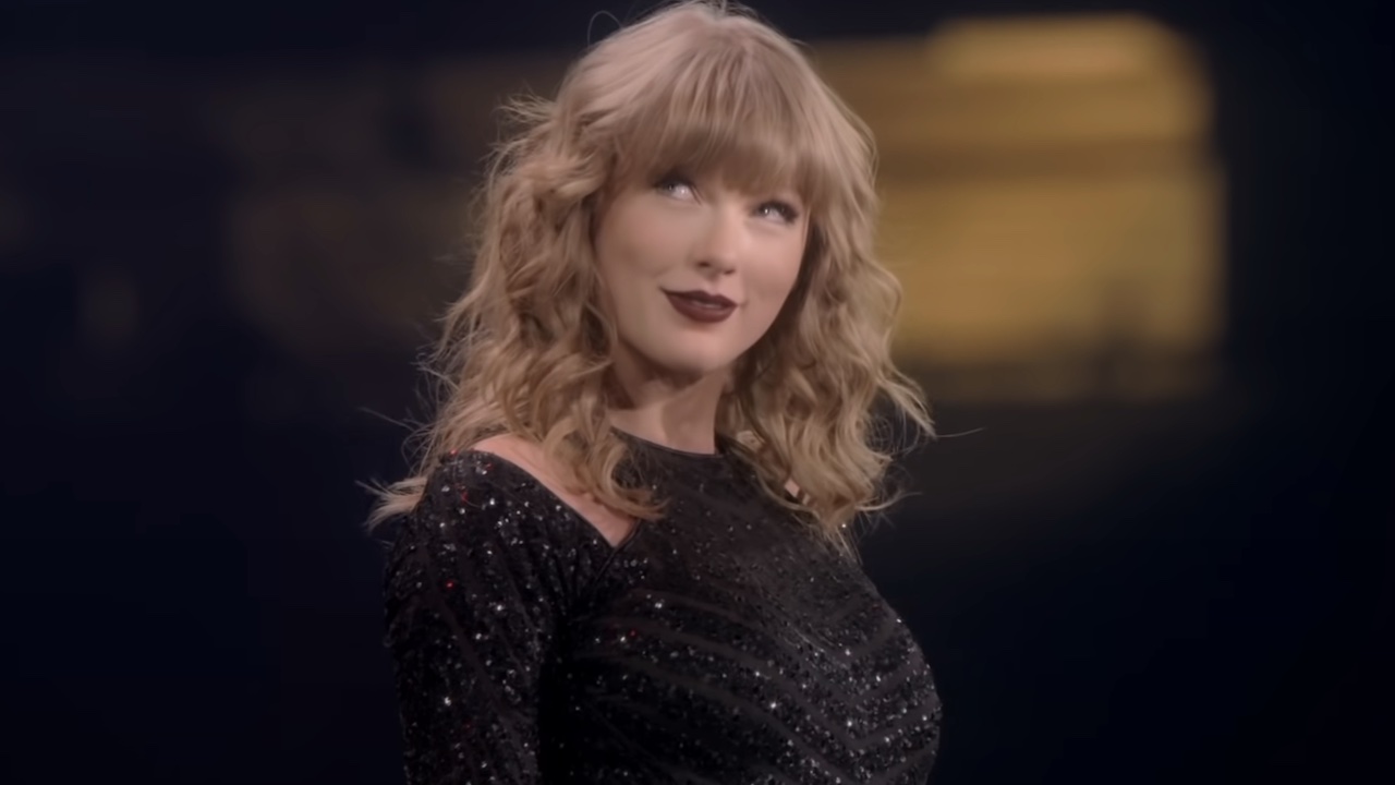 Taylor Swift souriant pendant le film du concert du Reptuation Stadium Tour