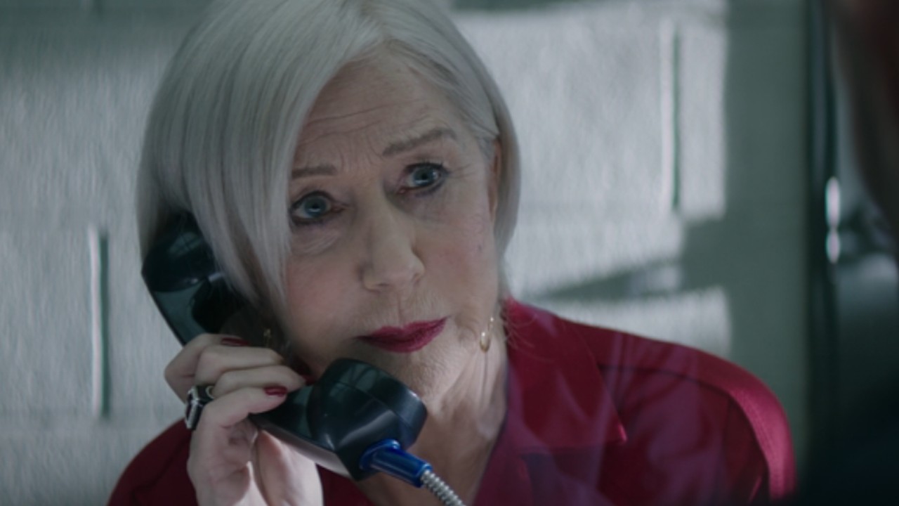 Helen Mirren parle au téléphone d'une prison à Hobbs et Shaw.