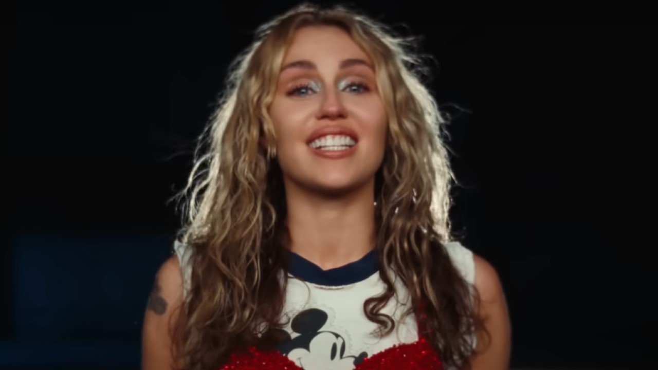 Miley Cyrus dans le clip vidéo Used to be Young.