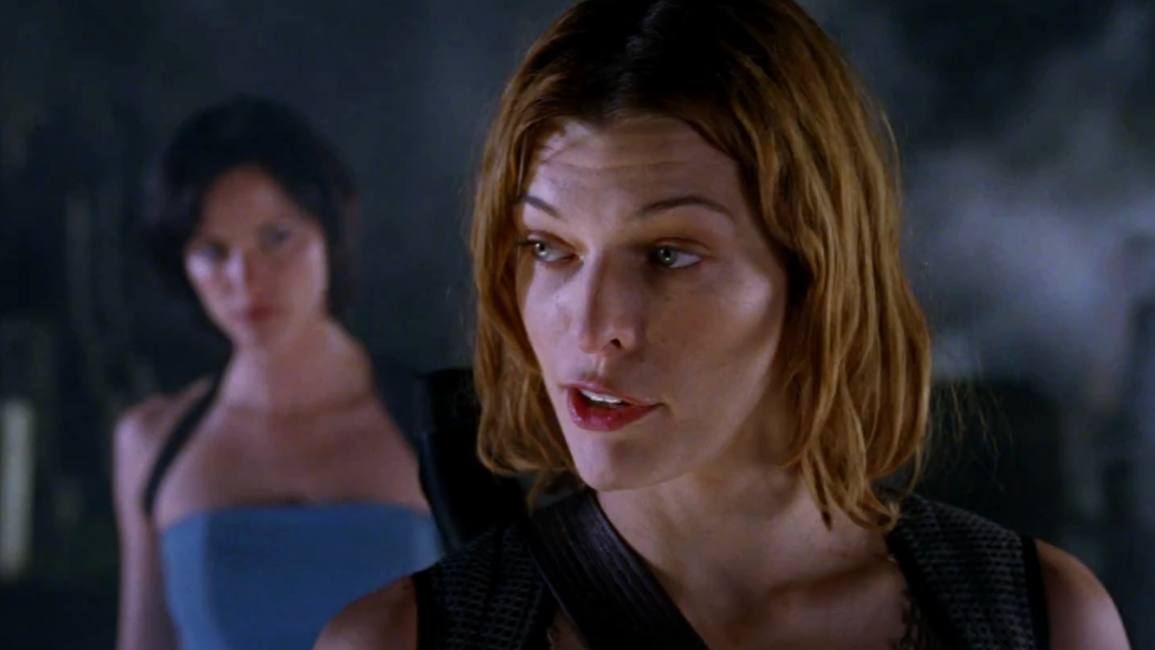 Milla Jovovich parle par-dessus son épaule à Sienna Guillory dans Resident Evil : Apocalypse.