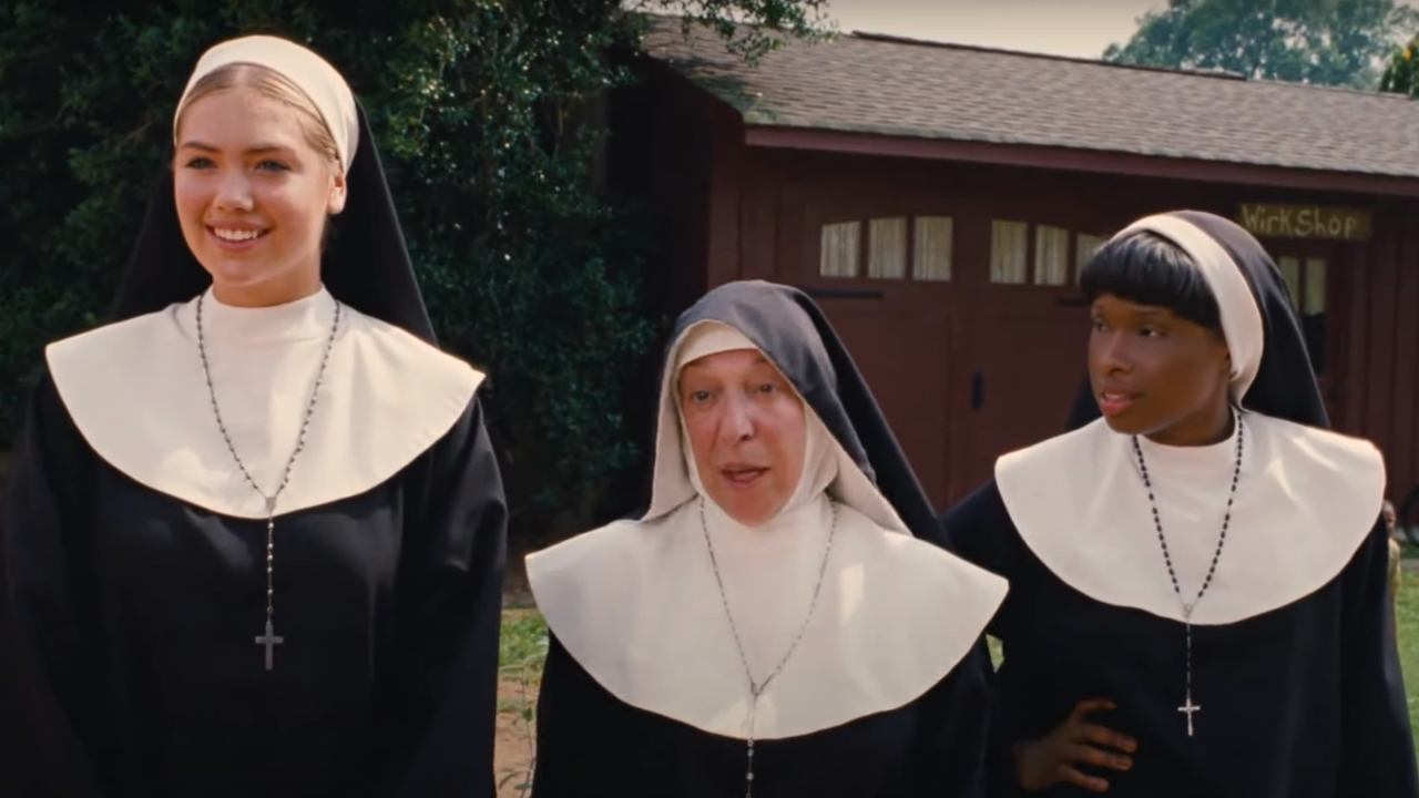 Kate Upton et Jennifer Hudson flanquent une autre religieuse dans Les Trois Stooges.