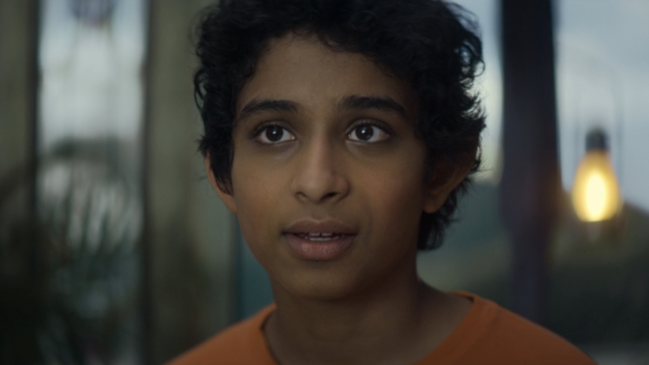 Aryan Simhadri dans le rôle de Grover dans Percy Jackson et les Olympiens