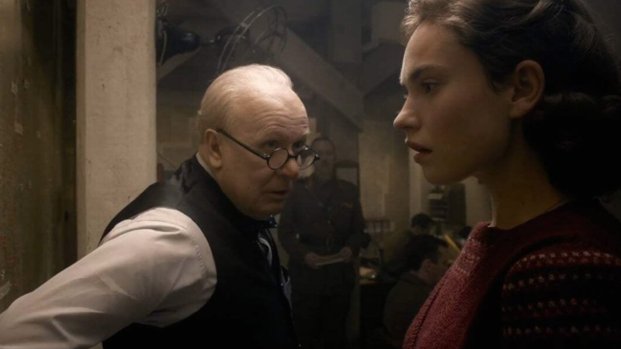 Gary Oldman und Lily James in Darkest Hour