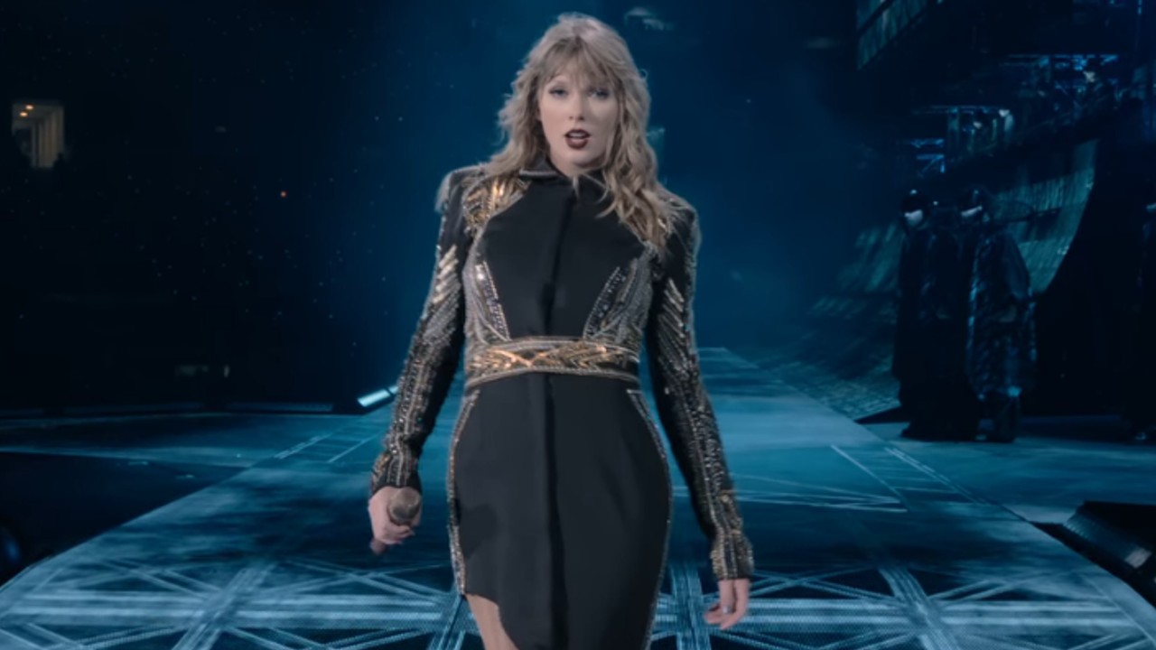 Taylor Swift chante Don't Blame Me lors de la tournée mondiale Reputation