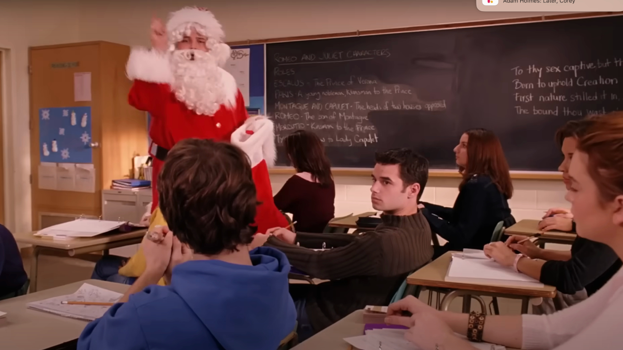 Daniel Franzese distribue des cannes de bonbon déguisées en Père Noël dans Mean Girls.