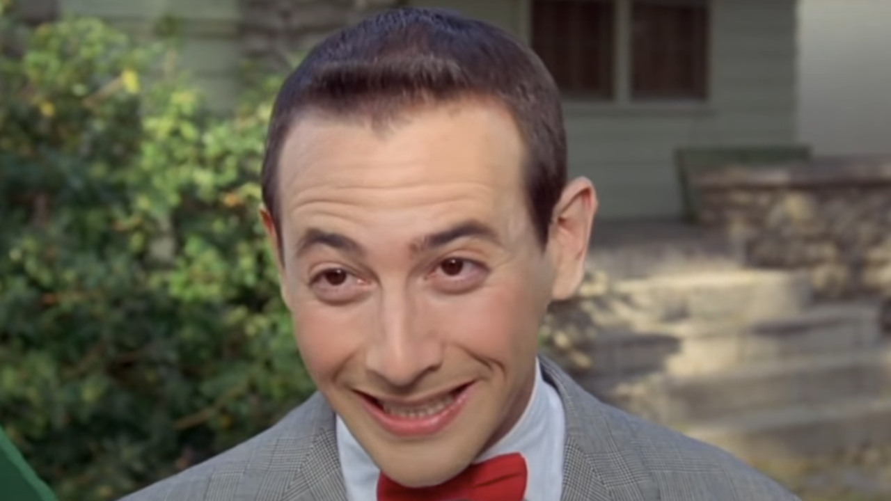 Paul Reubens grinst draußen als Pee Wee Herman in „Pee Wees großes Abenteuer“.