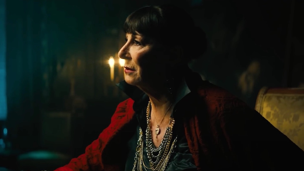 Anjelica Huston als Regisseurin in John Wick 3