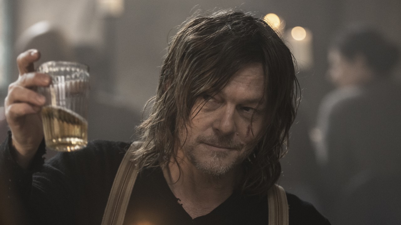 Daryl trinkt ein Bier in The Walking Dead: Daryl Dixon