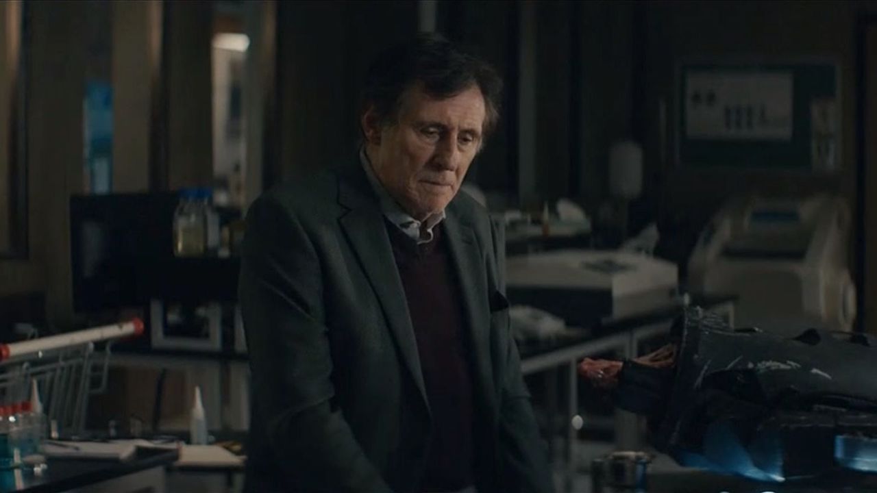 Gabriel Byrne in der Fernsehserie „Krieg der Welten“.