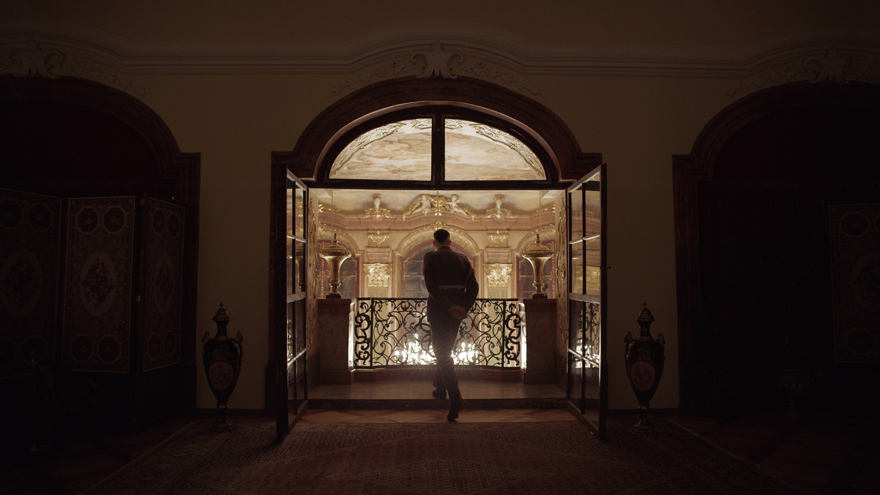 Christian Friedel dans le rôle de Rudolf Höss sur un balcon dans The Zone Of Interest