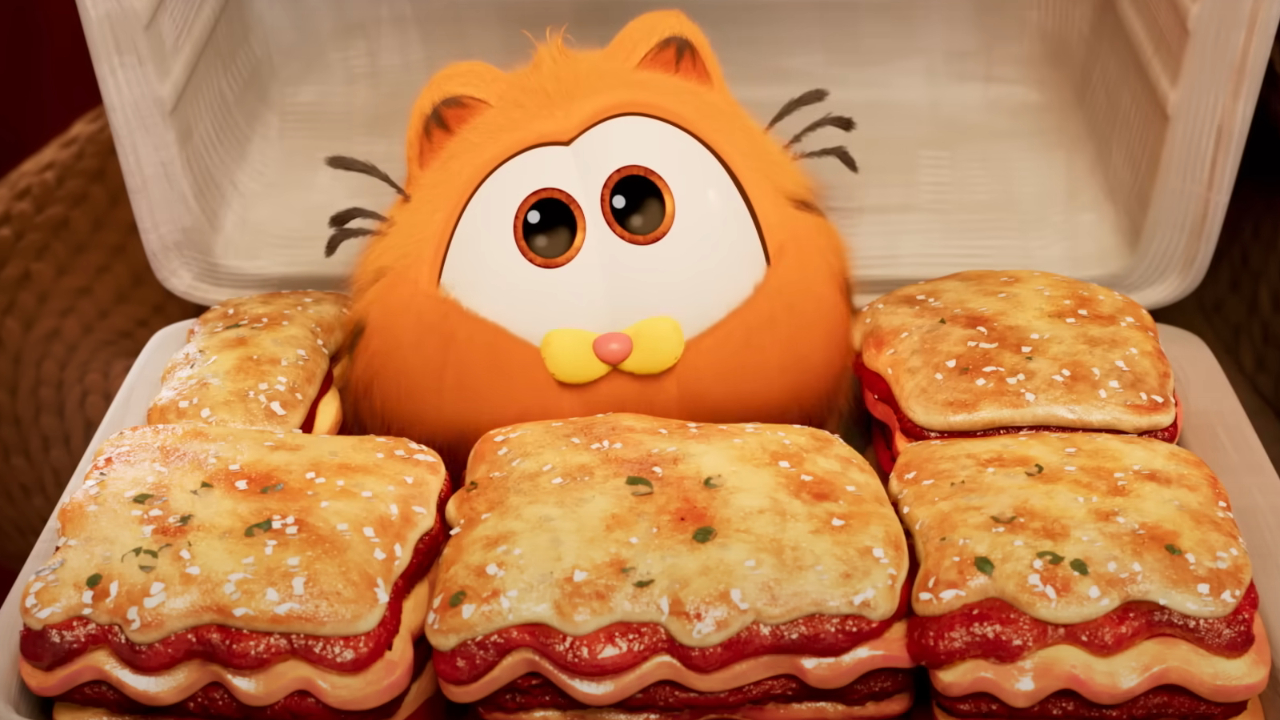 Garfield im Garfield-Film von Lasagne umgeben