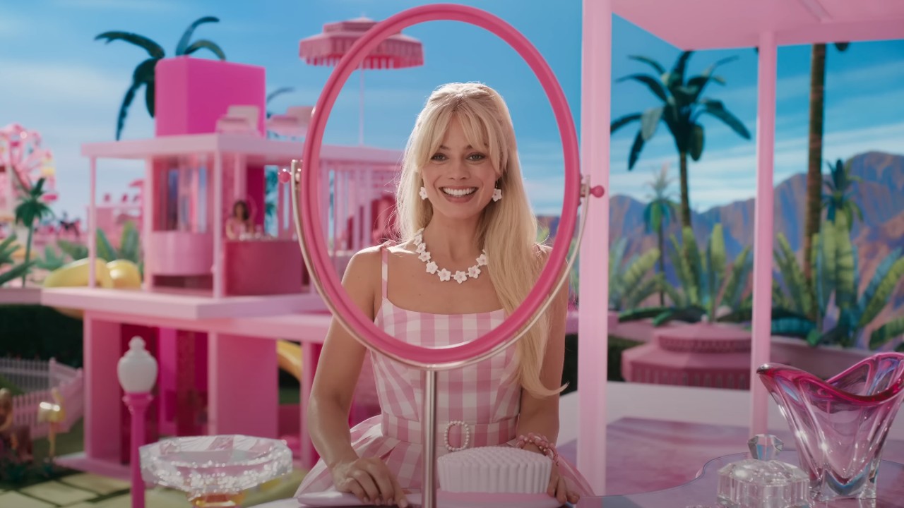 Margot Robbie vor einem Spiegel im Barbie-Film