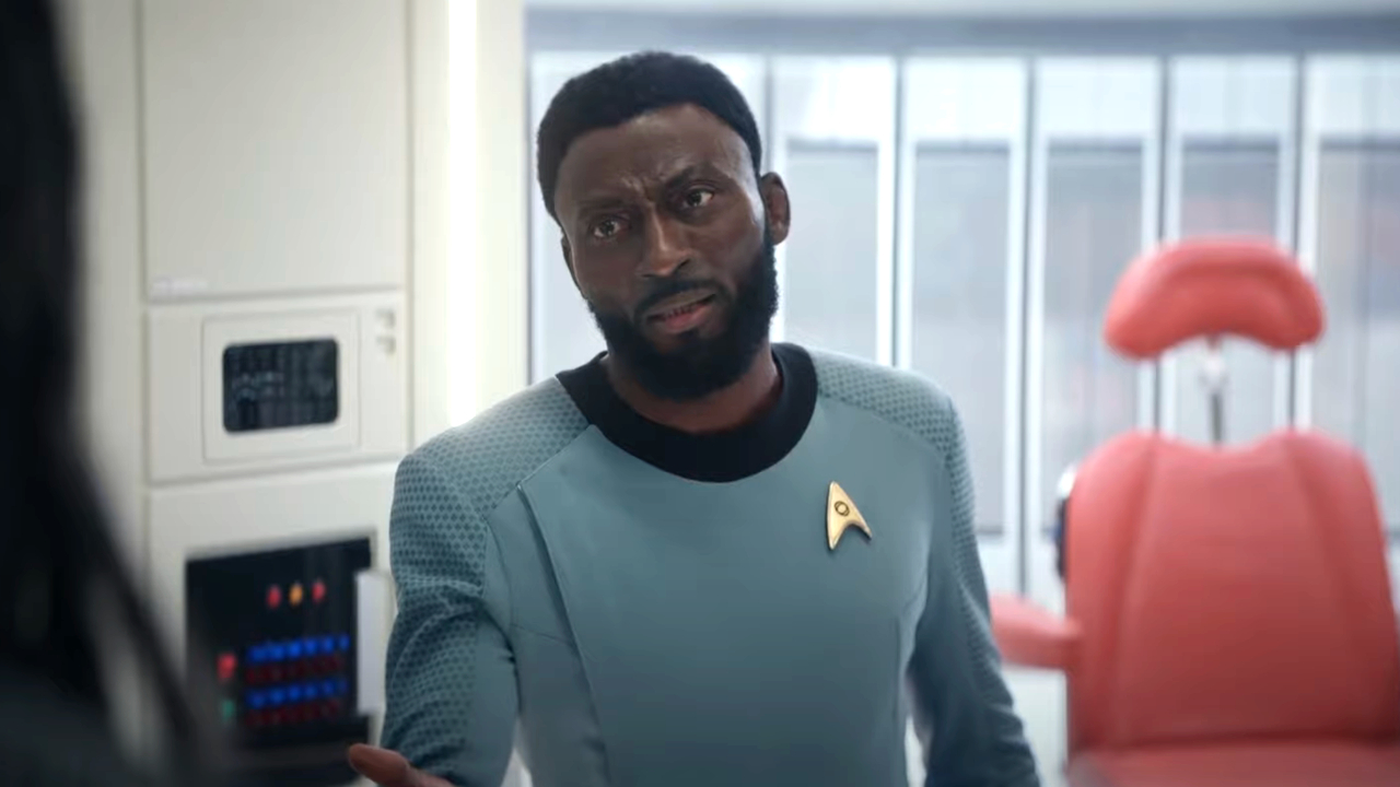Babs Olusanmokun est bouleversé sur l'Enterprise dans Star Trek : Strange New Worlds.
