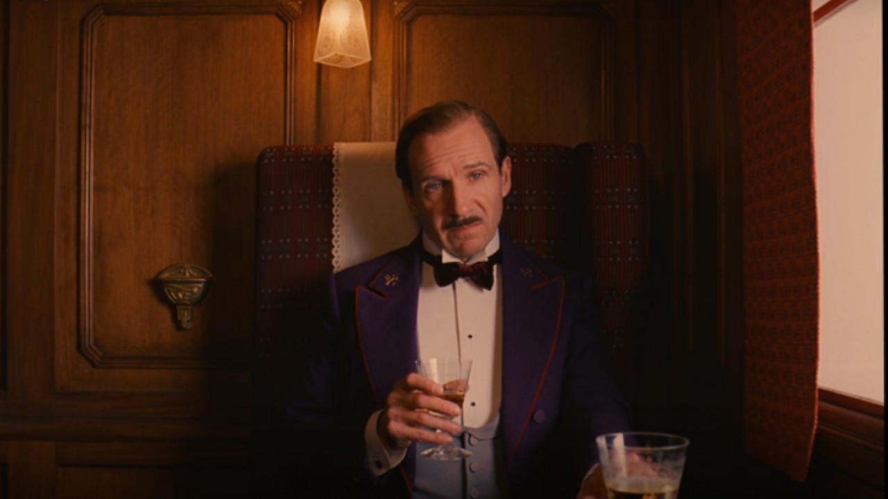 Ralph Fiennes dans le rôle de M. Gustave dans le Grand Budapest Hotel.