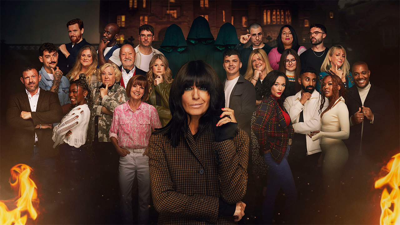 Les 22 candidats participant à la saison 2 de The Traitors UK et son animatrice, Claudia Winkleman