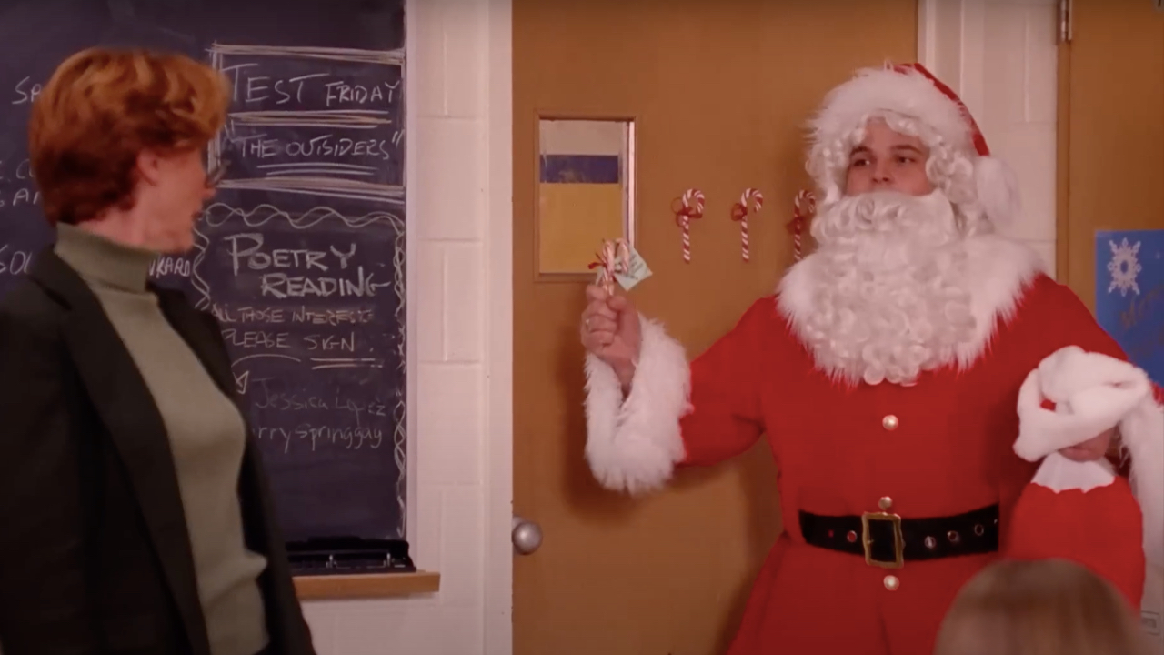 Damian in „Mean Girls“ verkleidet als Weihnachtsmann, der Zuckerstangen verteilt