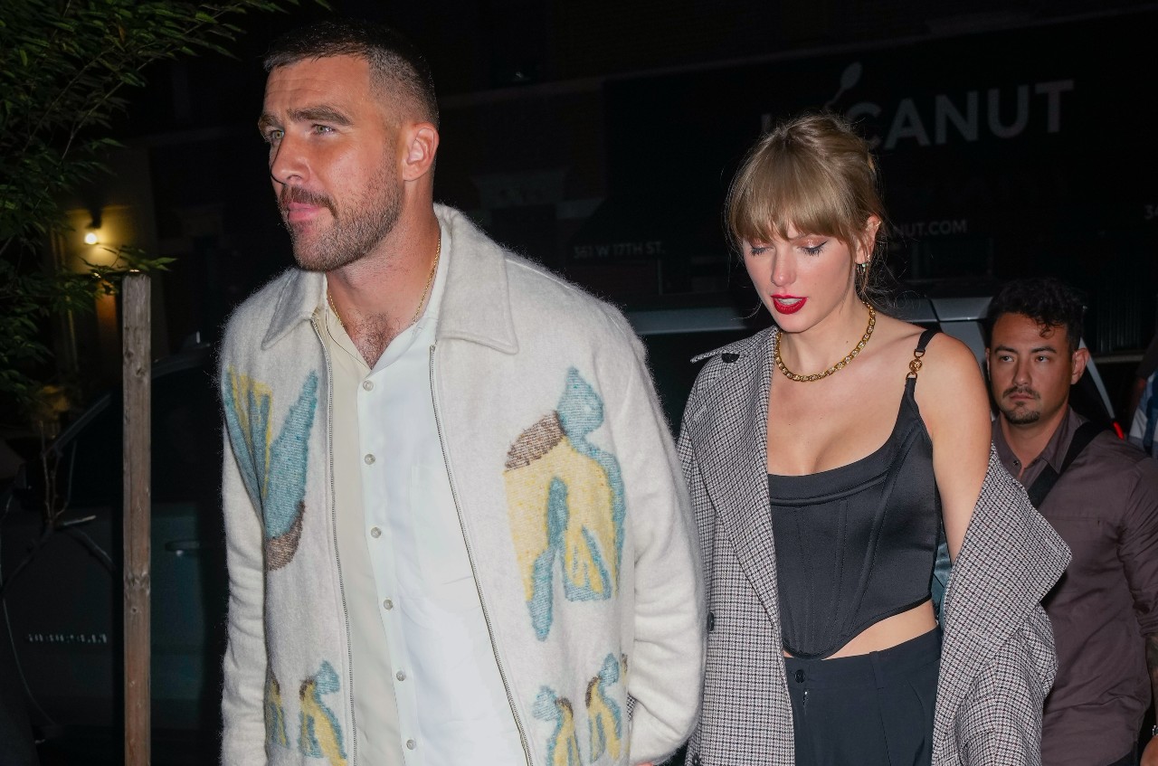 NEW YORK, NY - 15 OCTOBRE : Travis Kelce et Taylor Swift quittent la SNL après la fête le 15 octobre 2023 à New York, New York.