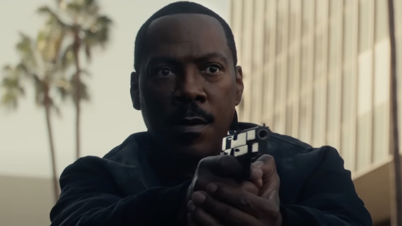 Eddie Murphy dans le rôle d'Axel Foley tenant une arme dans Le Flic de Beverly Hills : Axel F