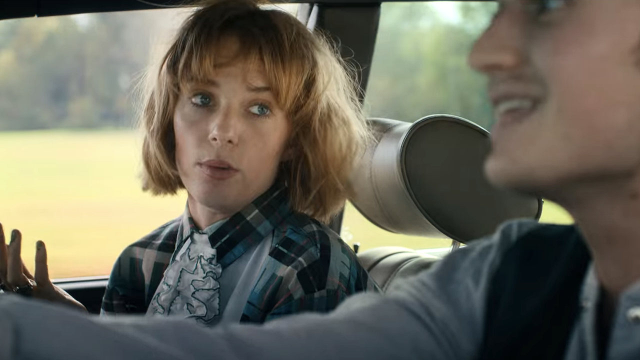 Robin im Auto mit Steve in Stranger Things Staffel 4