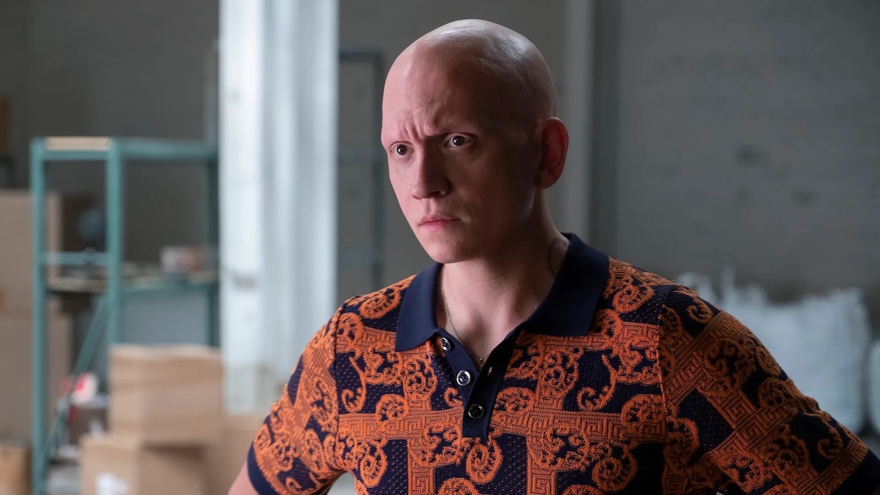 Anthony Carrigan dans le rôle de NoHo Hank dans Barry