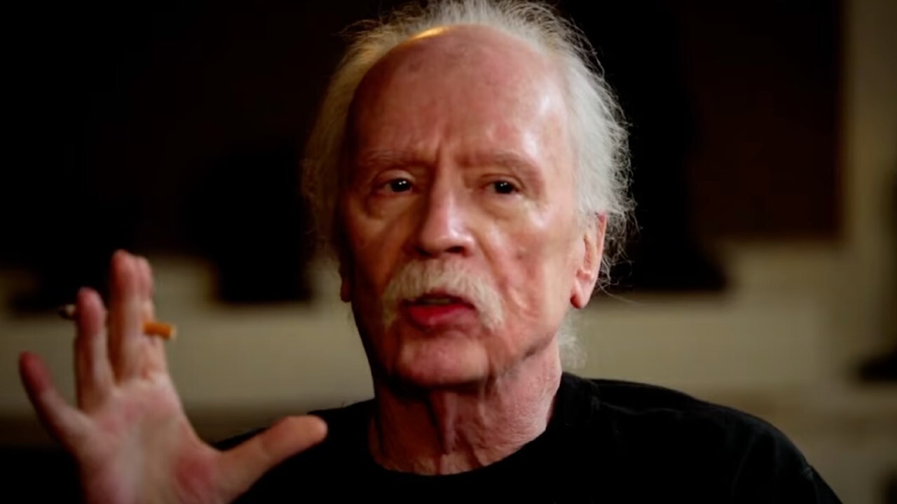 John Carpenter s'assoit avec Robert Rodriguez pour le fauteuil des réalisateurs