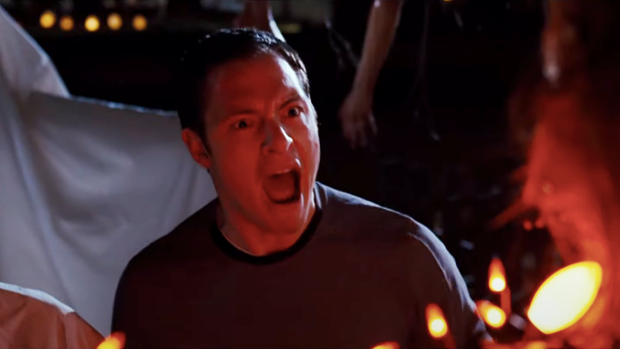 Tahmoh Penikett schreit mitten in seiner Halloween-Dekoration in Trick 'r Treat.