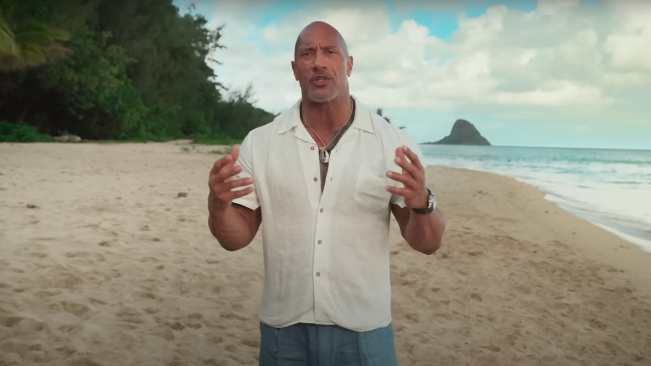 Dwayne Johnson parle sur la plage lors de l'annonce du live-action de Moana.