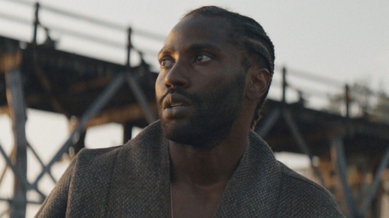 John David Washington in „The Creator“, einem Film, für den Chris Weitz an der Geschichte gearbeitet hat.