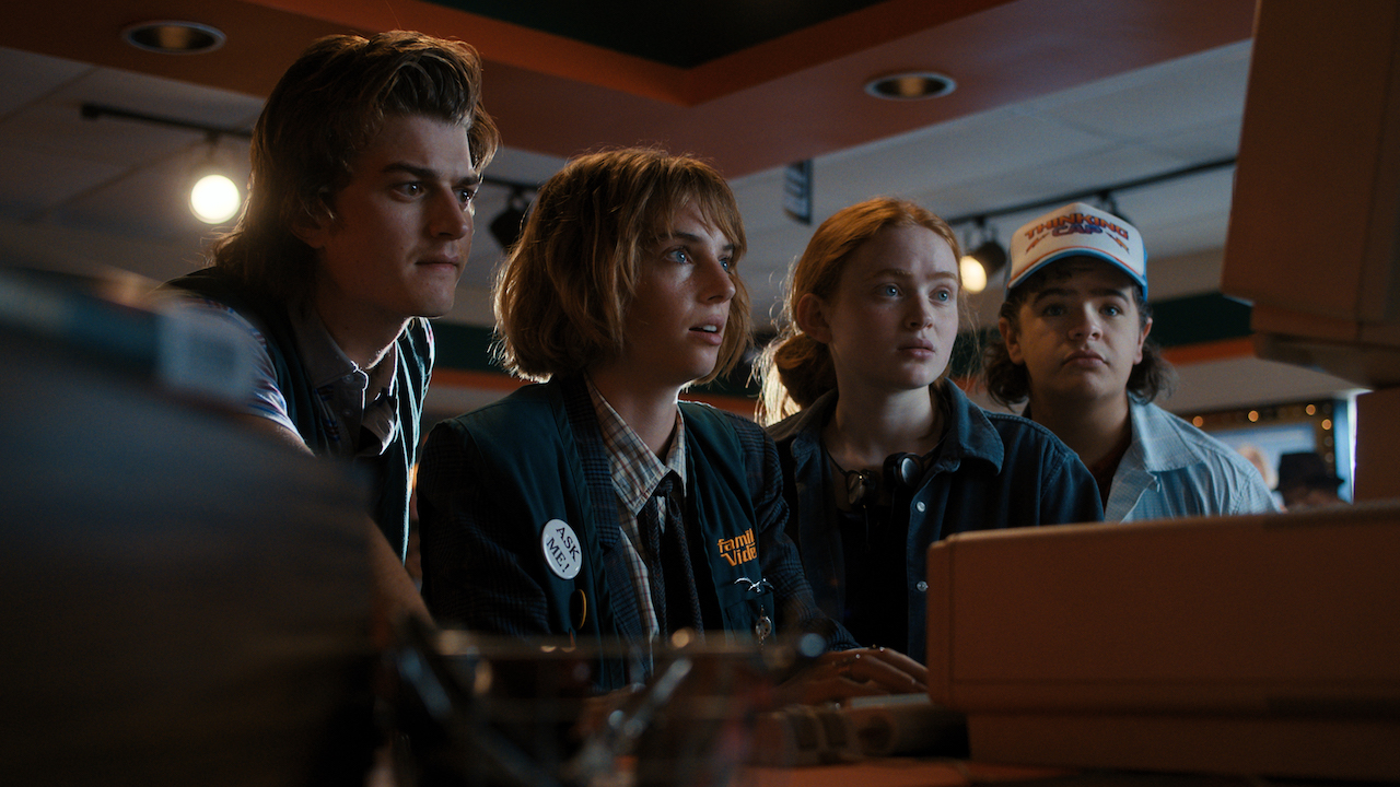 Joe Keery, Maya Hawke, Sadie Sink und Gaten Matarazzo in Stranger Things Staffel 4