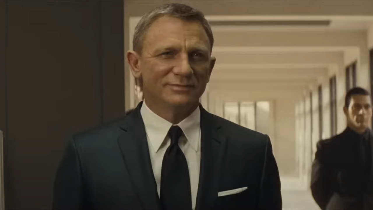 Daniel Craig lächelt trotzig in Spectre.