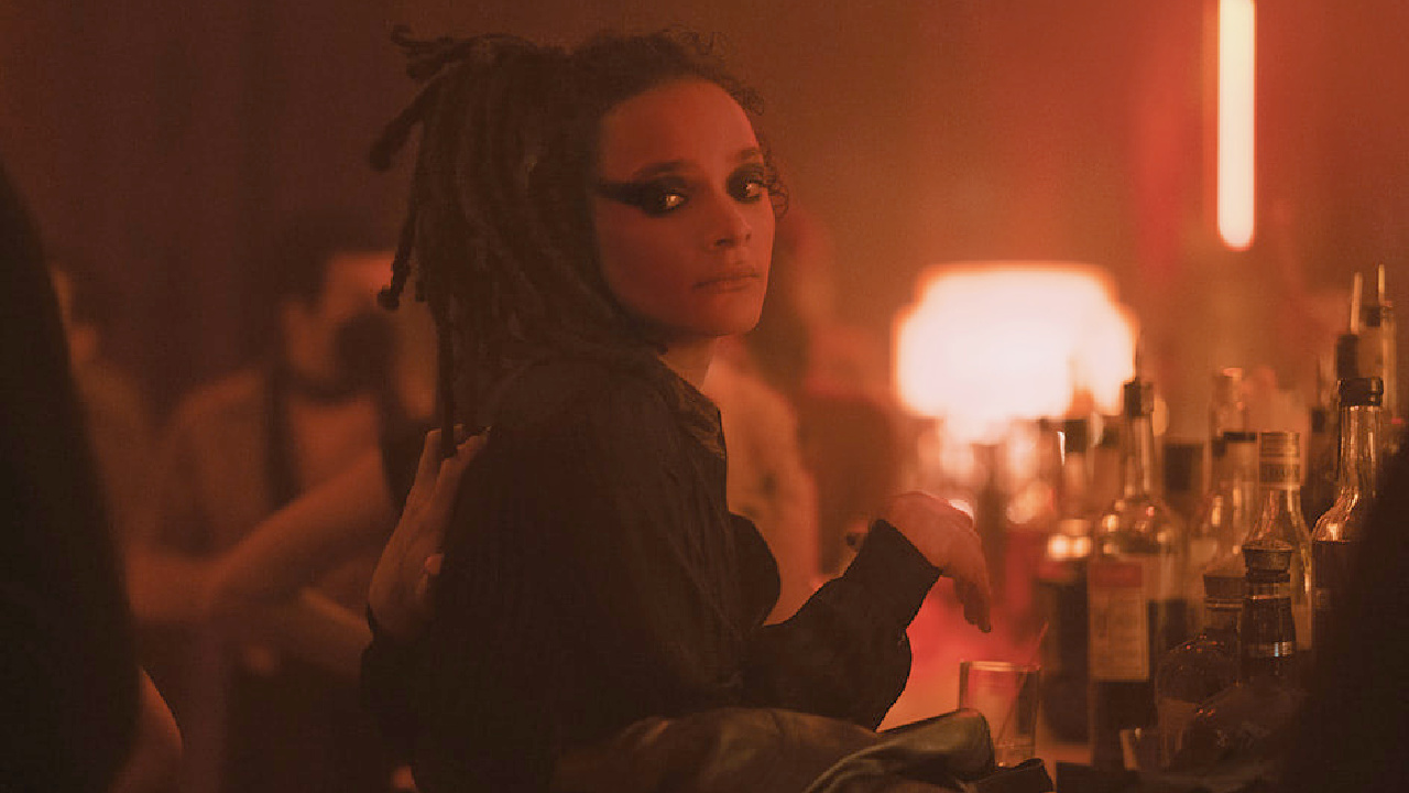 Sasha Lane in „Der überfüllte Raum“.