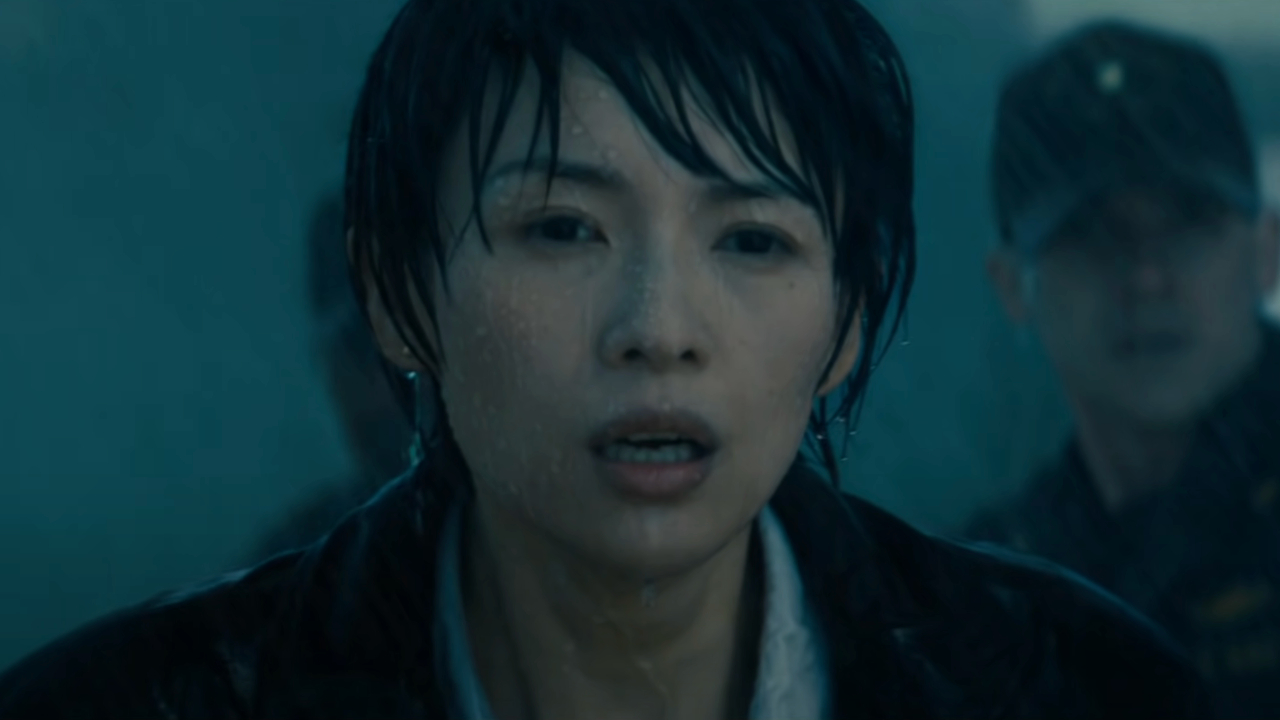 Zhang Ziyi steht in Godzilla: König der Monster schockiert im Regen.