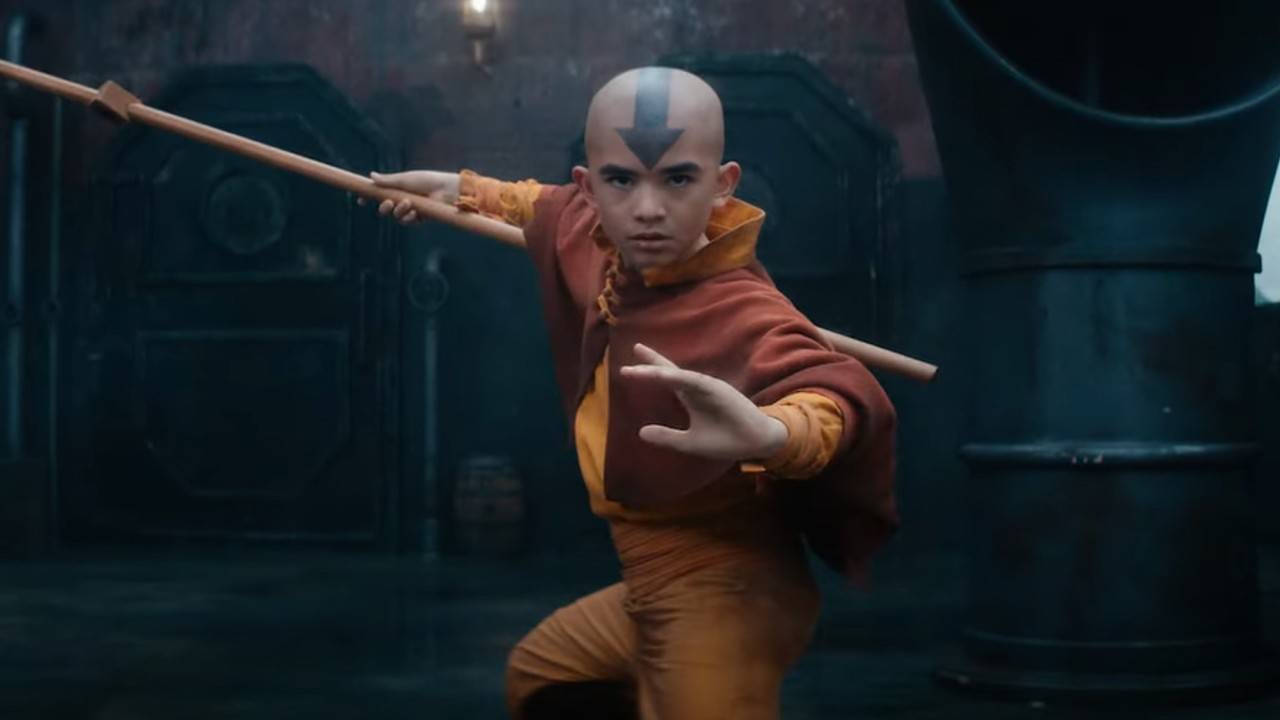 Aang atterrit et pose avec un planeur dans Avatar : Le dernier maître de l'air de Netflix.
