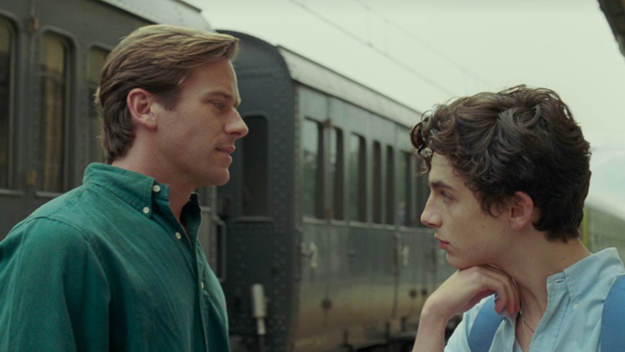 Armie Hammer und Timothee Chalamet schauen sich am Bahnhof in Call Me By Your Name an, einem weiteren Film von Luca Guadagnino.