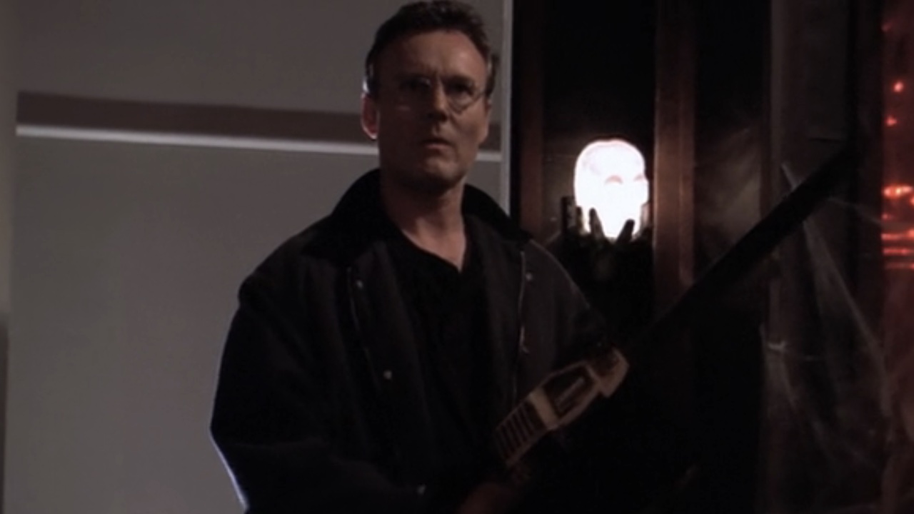 Giles mit einer Kettensäge in Buffy
