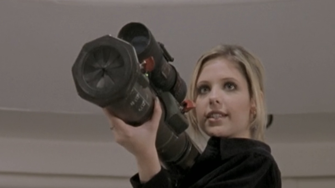 Buffy mit einem Raketenwerfer in Staffel 2