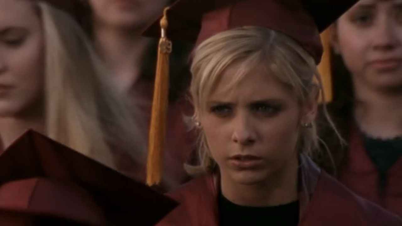 Buffy in ihrem Abschlusskleid